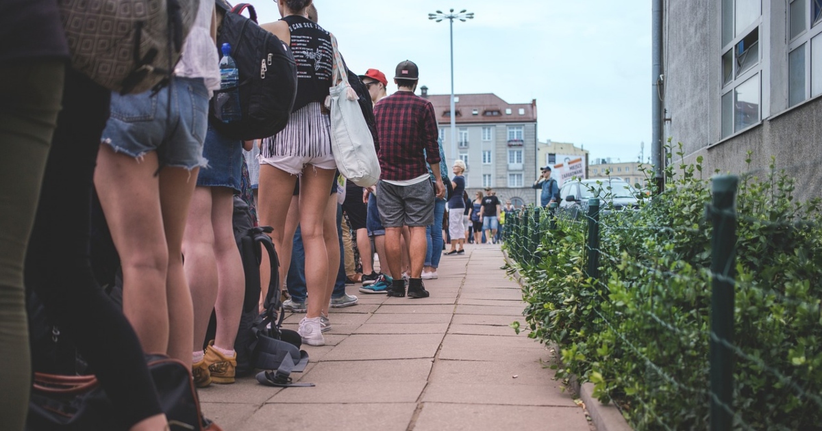 L’uomo che guadagna facendo la fila per i ricchi, così non devono farla loro