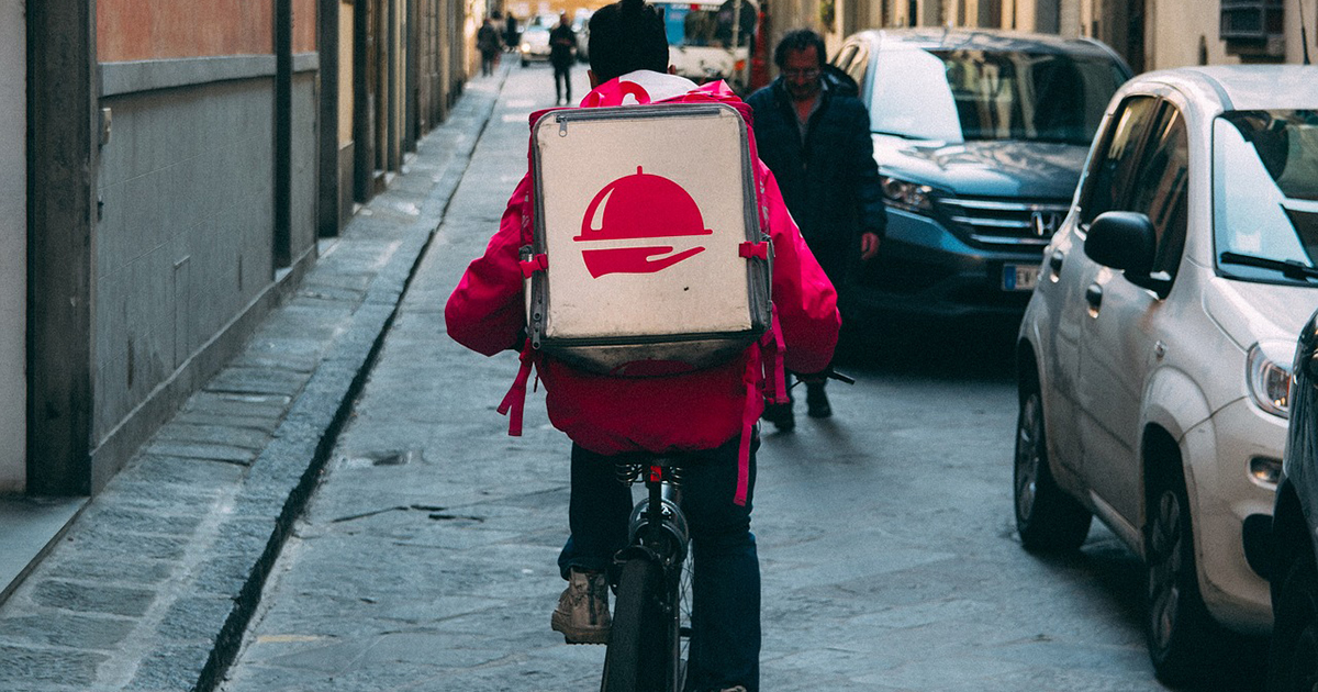 Non gli consegnano la pizza in tempo: cliente chiama la Polizia