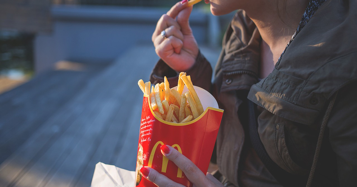 Promette un primo appuntamento con una cena raffinata: la porta da McDonald’s