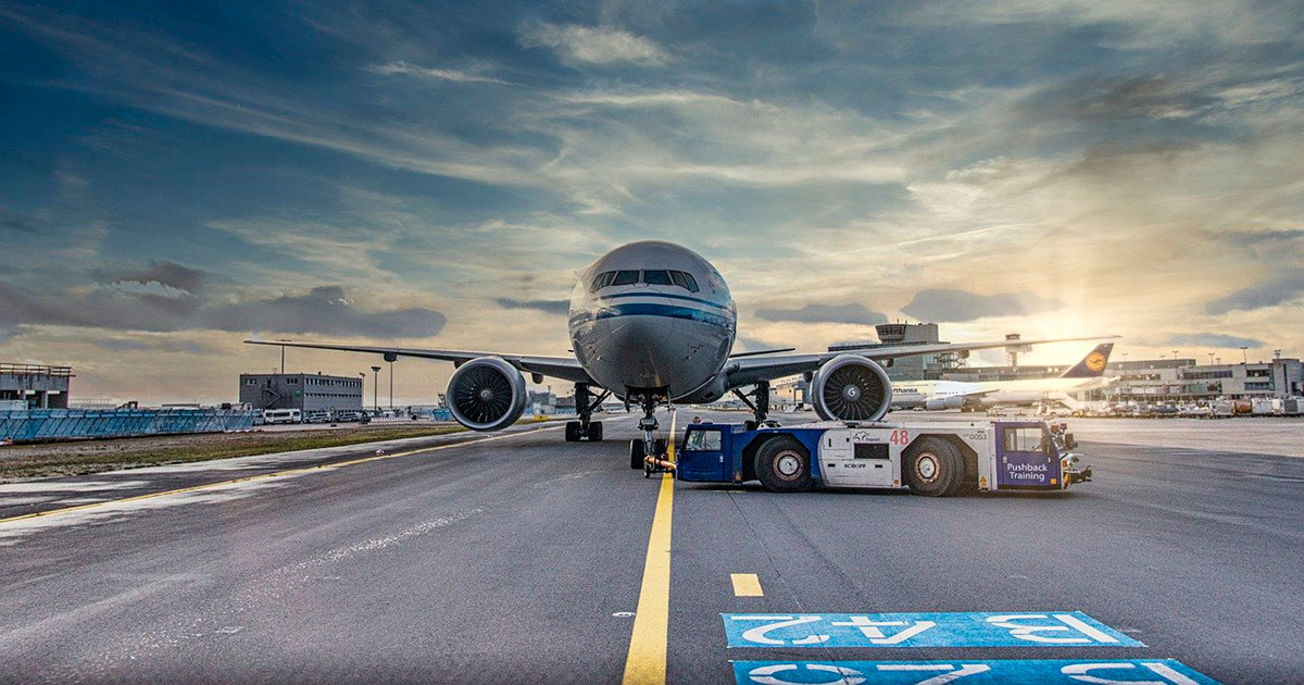 Non sente l’ultima chiamata d’imbarco e corre sulla pista per fermare l’aereo: arrestata