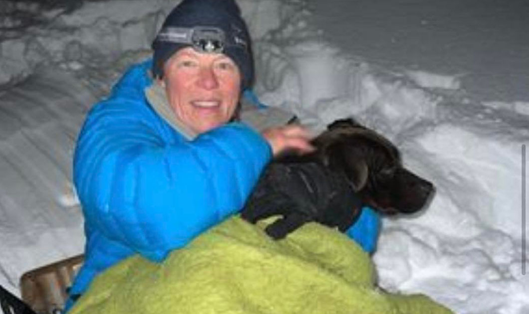 Un cane che si era perso in montagna è stato ritrovato dopo 4 mesi bloccato in un metro e mezzo di neve