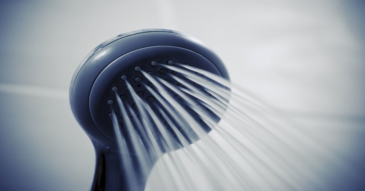 “Mi faccio la doccia solo tre volte a settimana”: donna accende un dibattito sul web