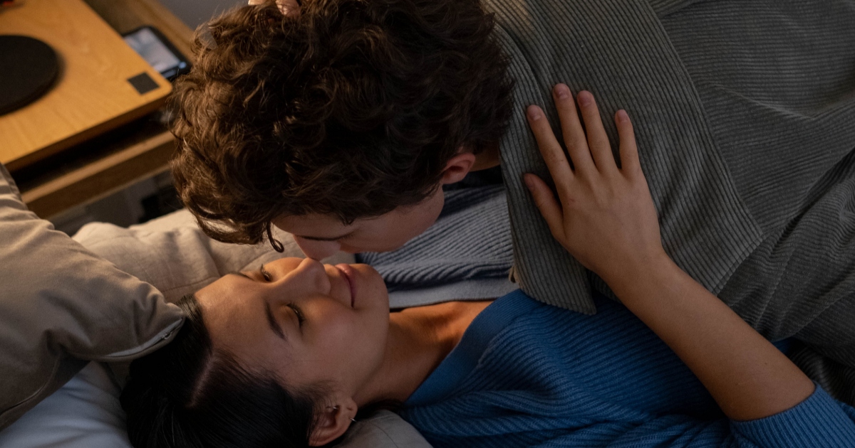 Fa una sorpresa al fidanzato bussandogli alla porta, ma lui è con un’altra