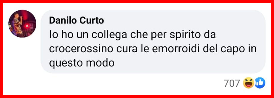 La ragazza che si fa curare l'acne dalla lingua del suo gatto [+COMMENTI]