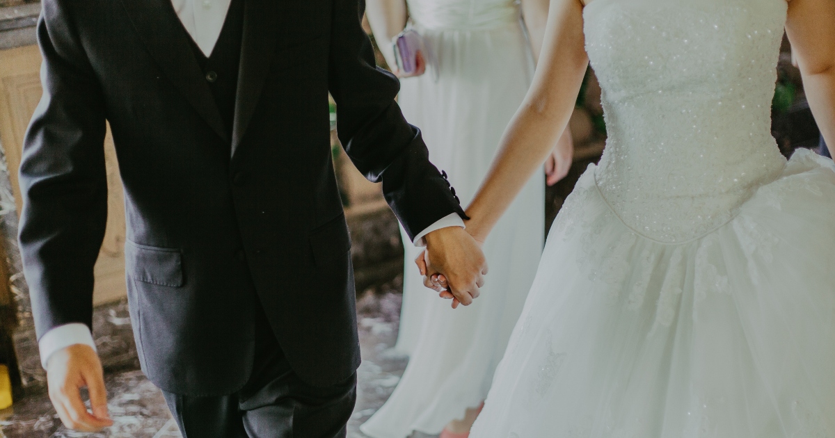 Sposi inviano il conto agli ospiti che non si sono presentati al loro matrimonio