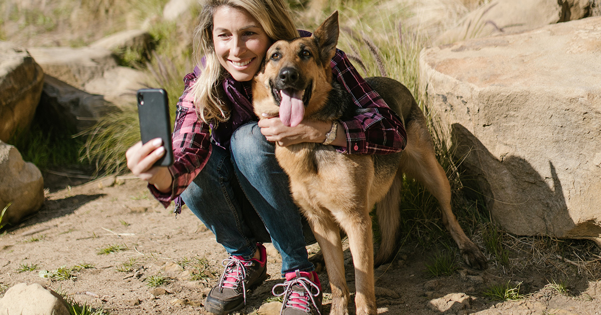 È più affettuosa con il cane che con il fidanzato: condivide ogni pasto