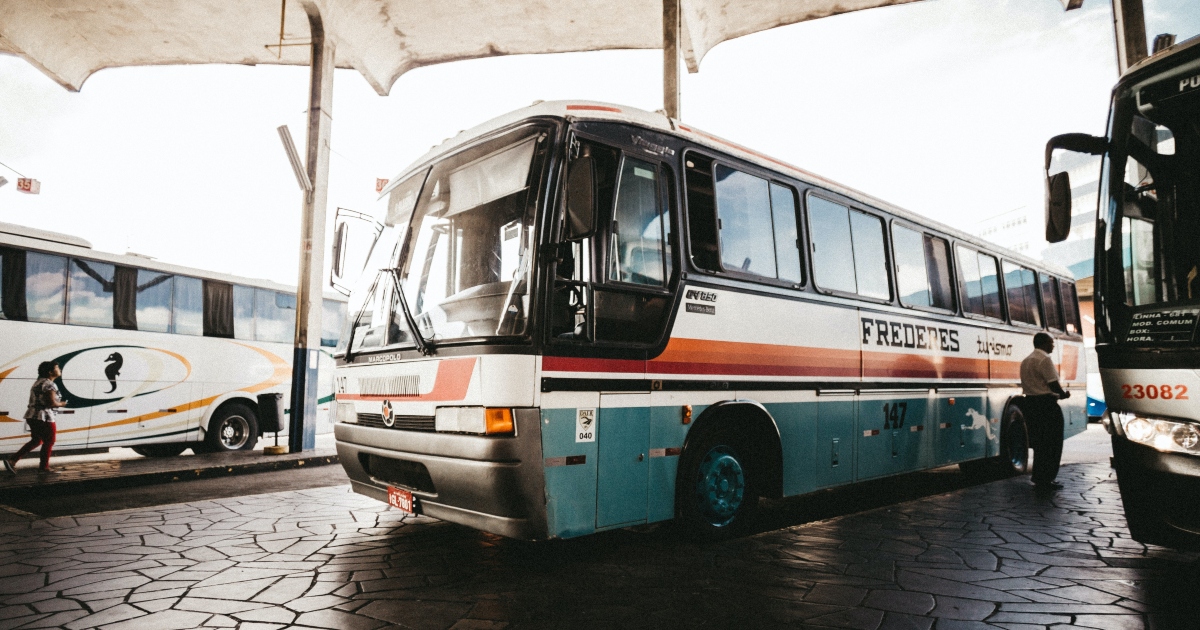 Sedili troppo stretti: viaggiatrice plus-size denuncia una compagnia di Bus