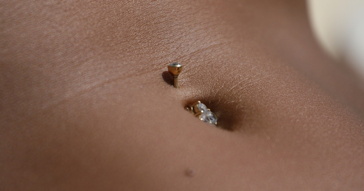 La zia porta la nipote di 13 anni a farsi un piercing: mamma furiosa