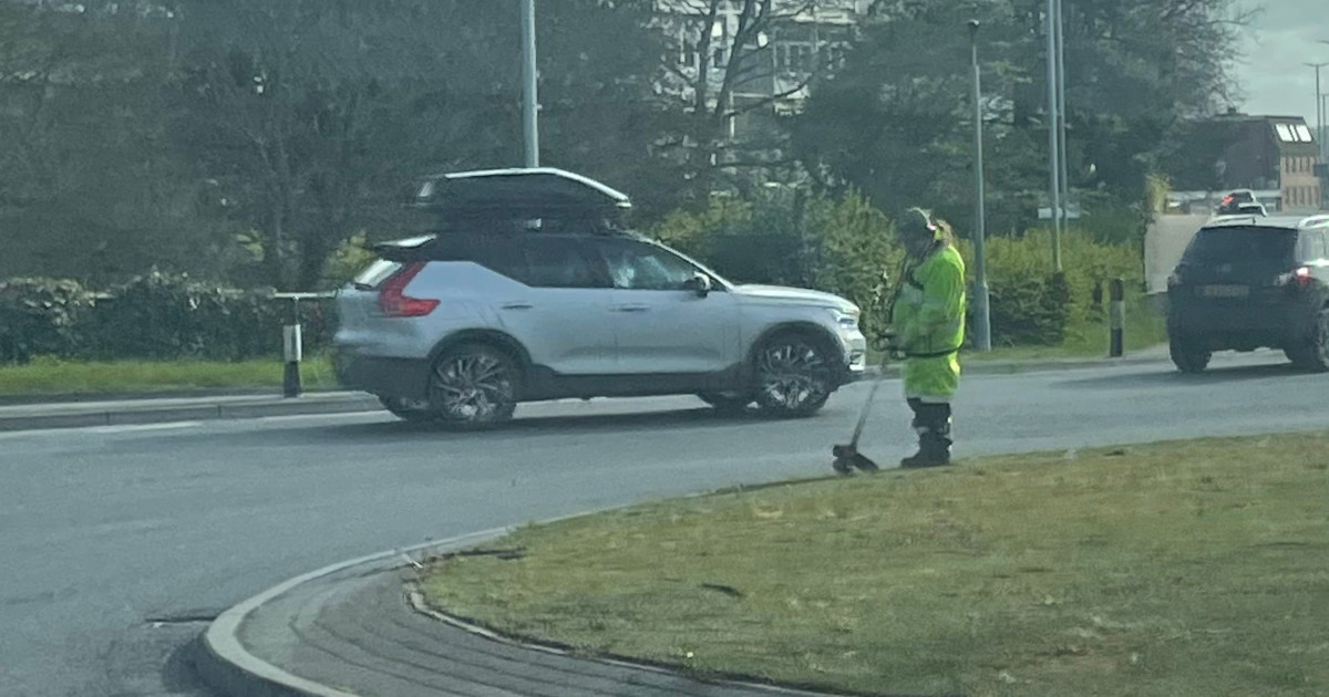 Dipendente comunale taglia l’erba sintetica in una rotonda [+FOTO]