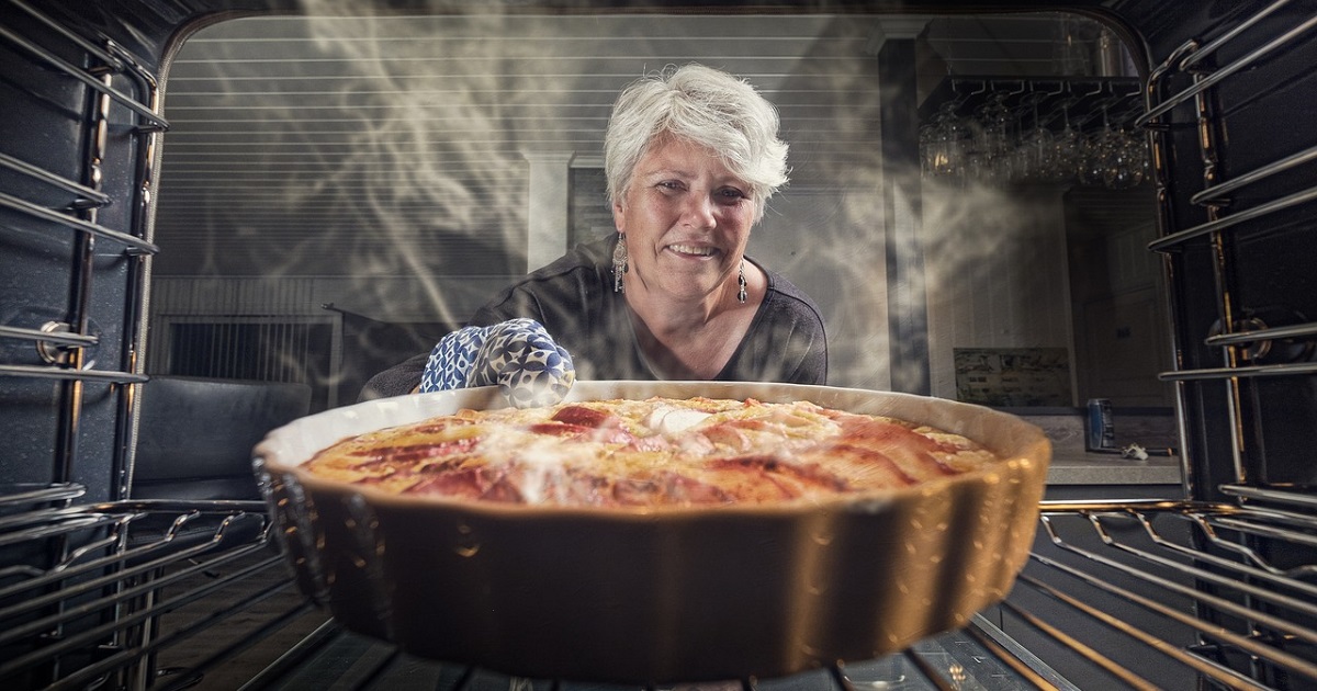 Il segreto per vivere più a lungo è cucinare a casa: lo dice la scienza