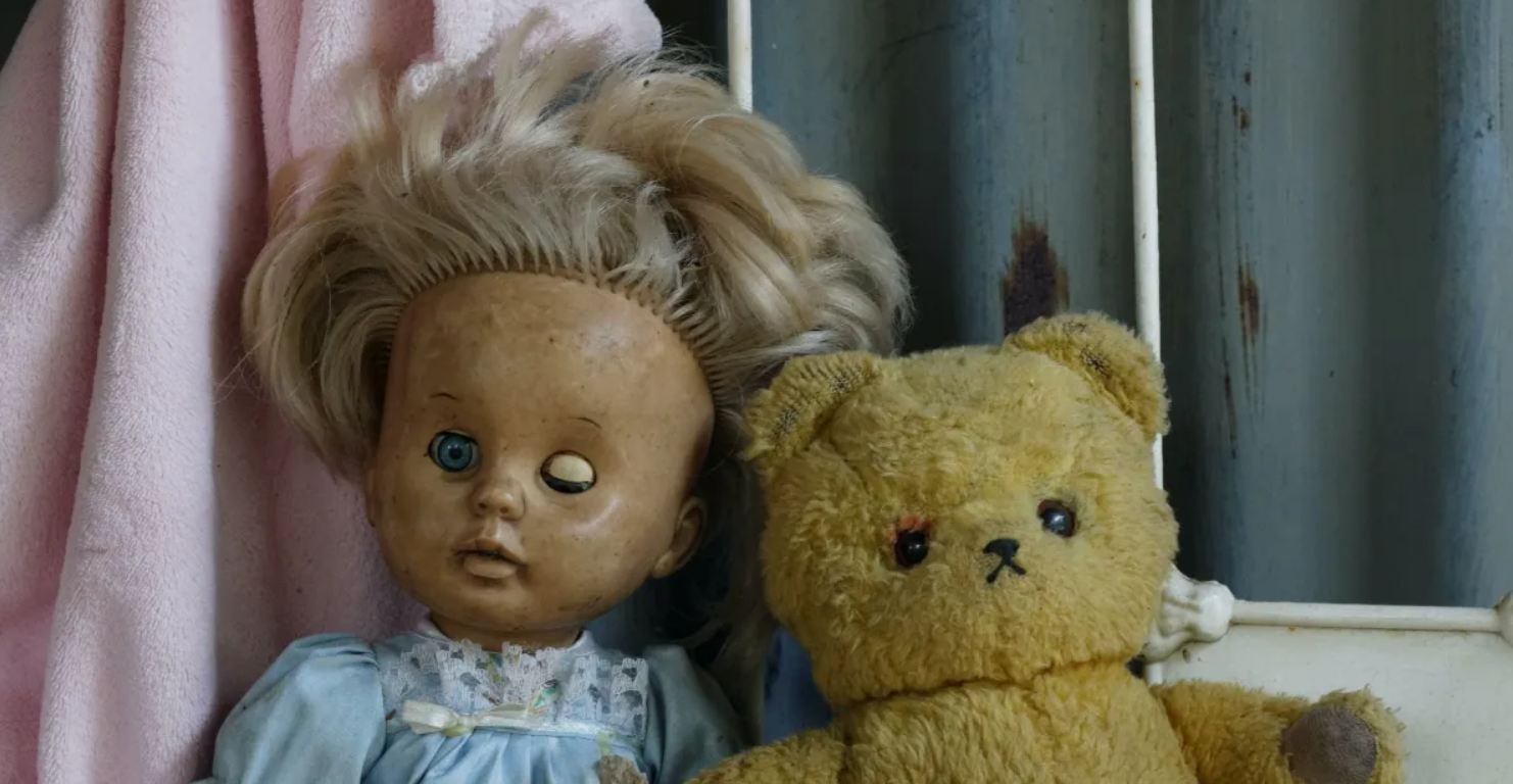 Una bambola infestata si muove da sola: il video virale