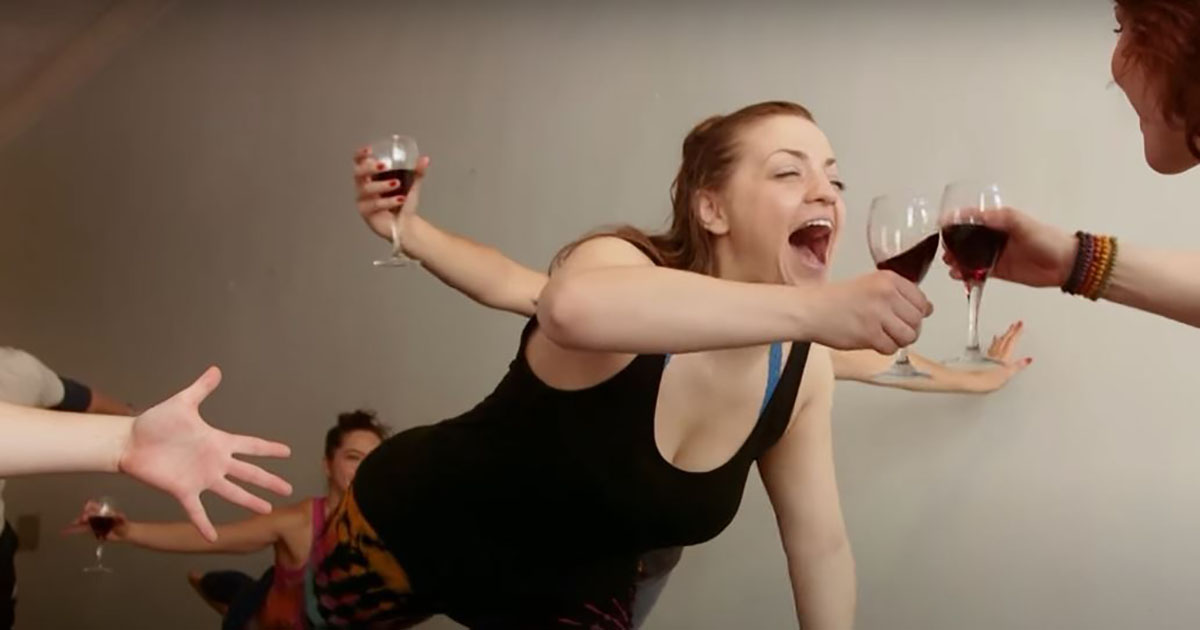 Drunk Yoga: quando lo yoga incontra l’alcol [+VIDEO]