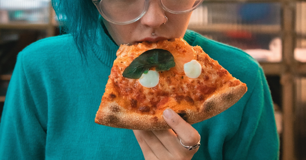 Esperta di galateo: “Non dovresti mangiare la pizza con le mani”