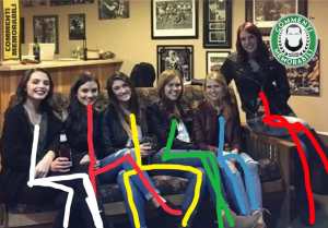 Sei donne sedute e cinque paia di gambe l'illusione ottica fa il giro del web (2)