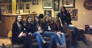 Sei donne sedute e cinque paia di gambe l'illusione ottica fa il giro del web (2)