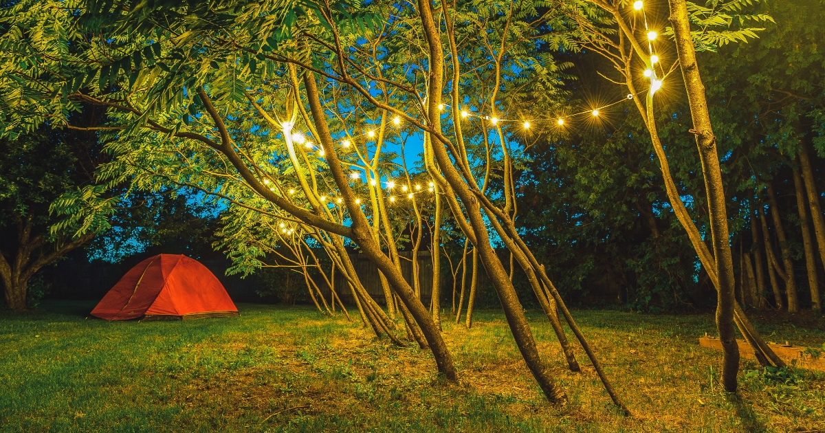 Fa pagare 59 euro a notte per soggiornare in una tenda nel suo giardino