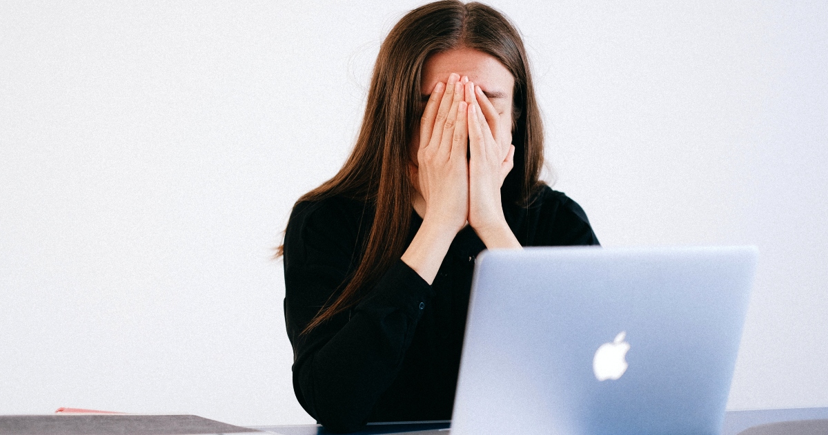 Capo costringe il personale a lavorare 10 minuti in più per ogni minuto di ritardo