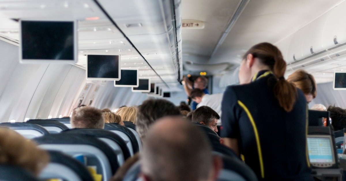 Guarda un video per adulti su un volo affollato: criticato