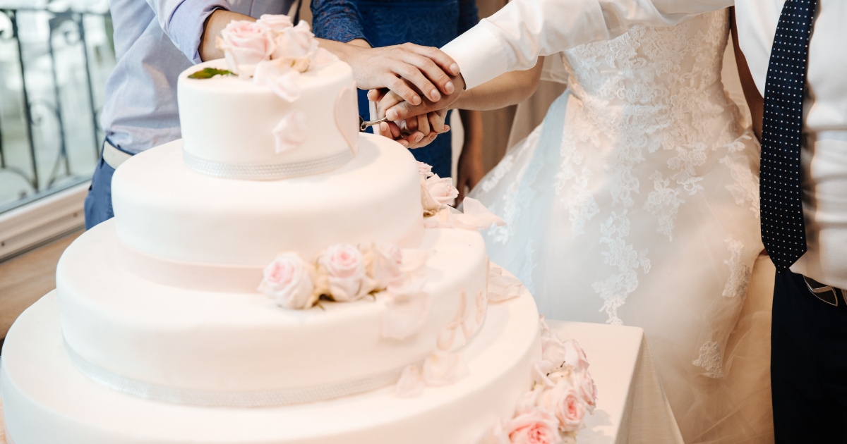 Si fa da sola la torta di matrimonio la sera prima delle nozze: criticata [+VIDEO]