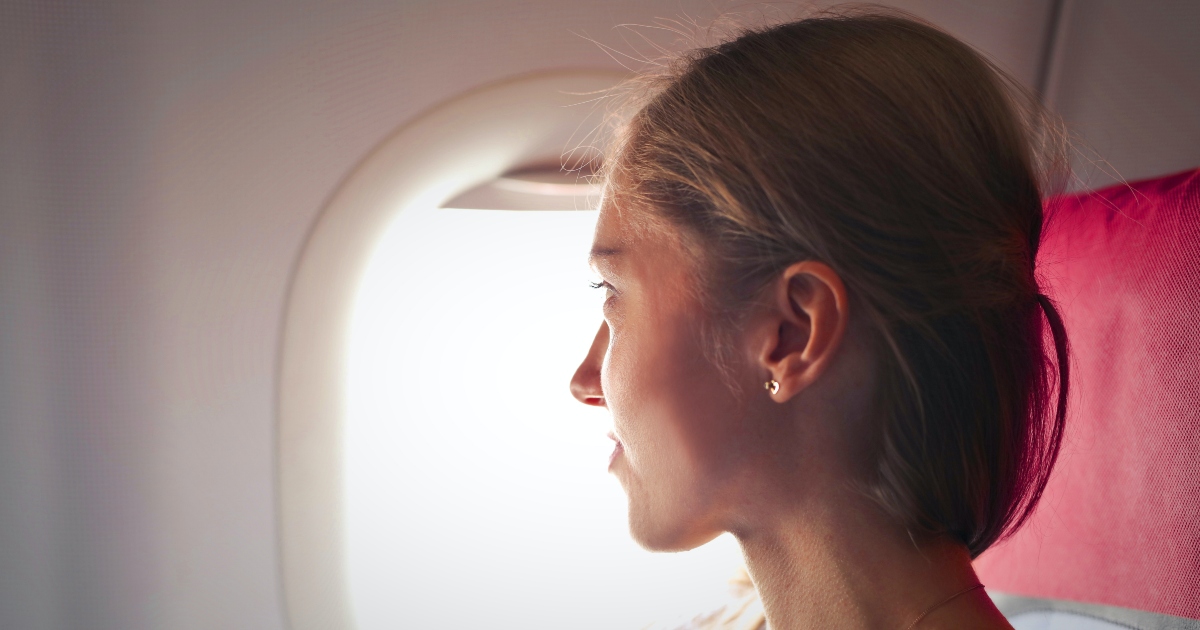 Rimprovera una donna in aereo perché indossa “troppo profumo”: è stato maleducato?