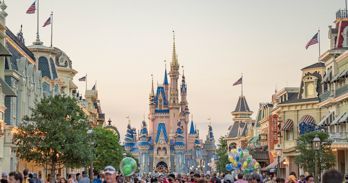 Altro che parco divertimenti per bambini: due famiglie si azzuffano a Disney World [+VIDEO]
