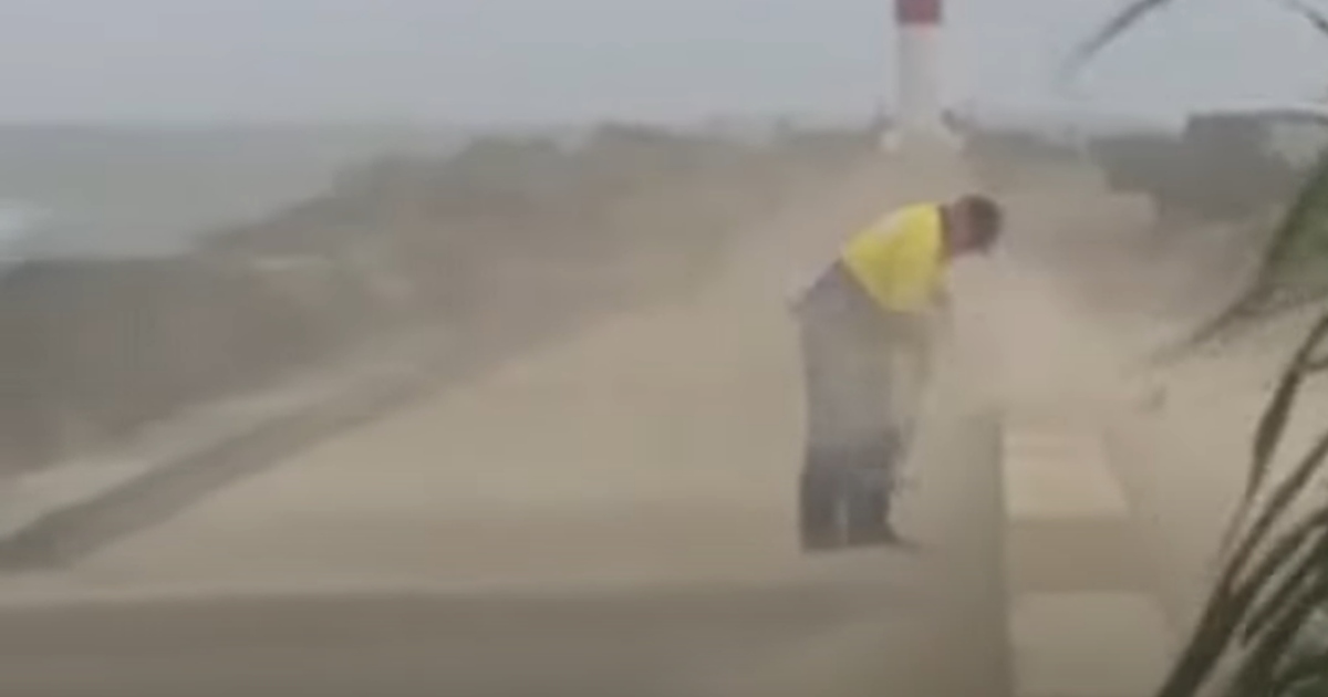 Operaio comunale spazza il pavimento dalla sabbia durante una tempesta di sabbia [+VIDEO]