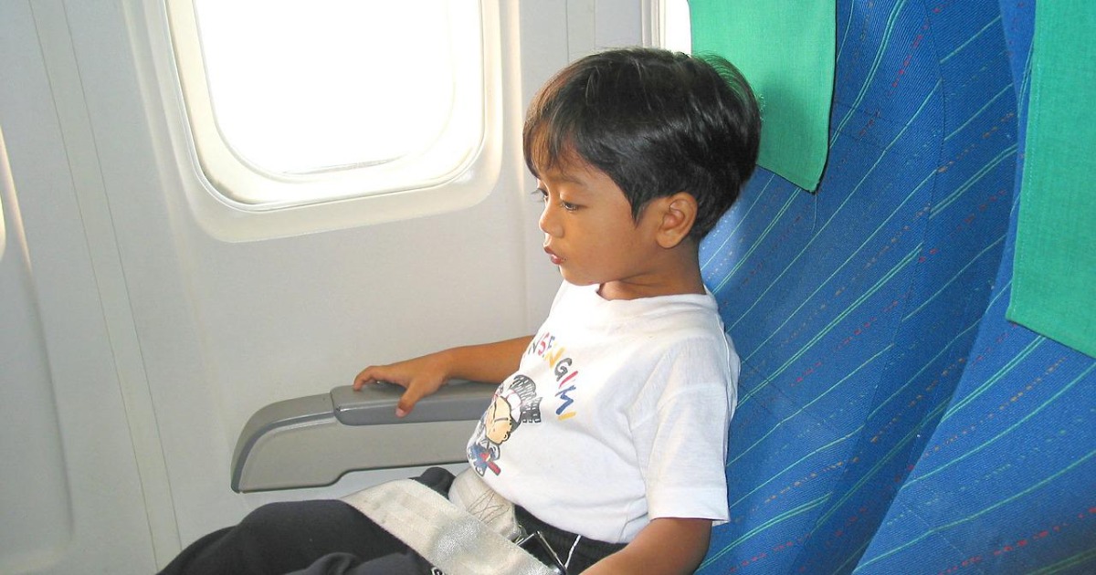I bimbi prendono a calci il tuo sedile in aereo? Le soluzioni dell’equipaggio