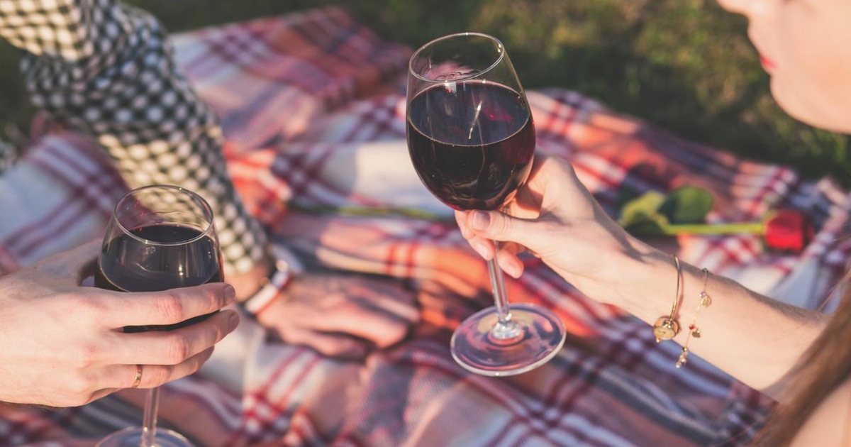 Bere un bicchiere di vino rosso equivale a un’ora di palestra: lo studio