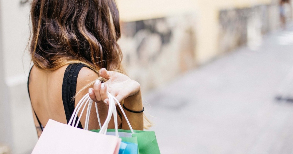 La caffeina aumenta il rischio di shopping compulsivo: lo studio