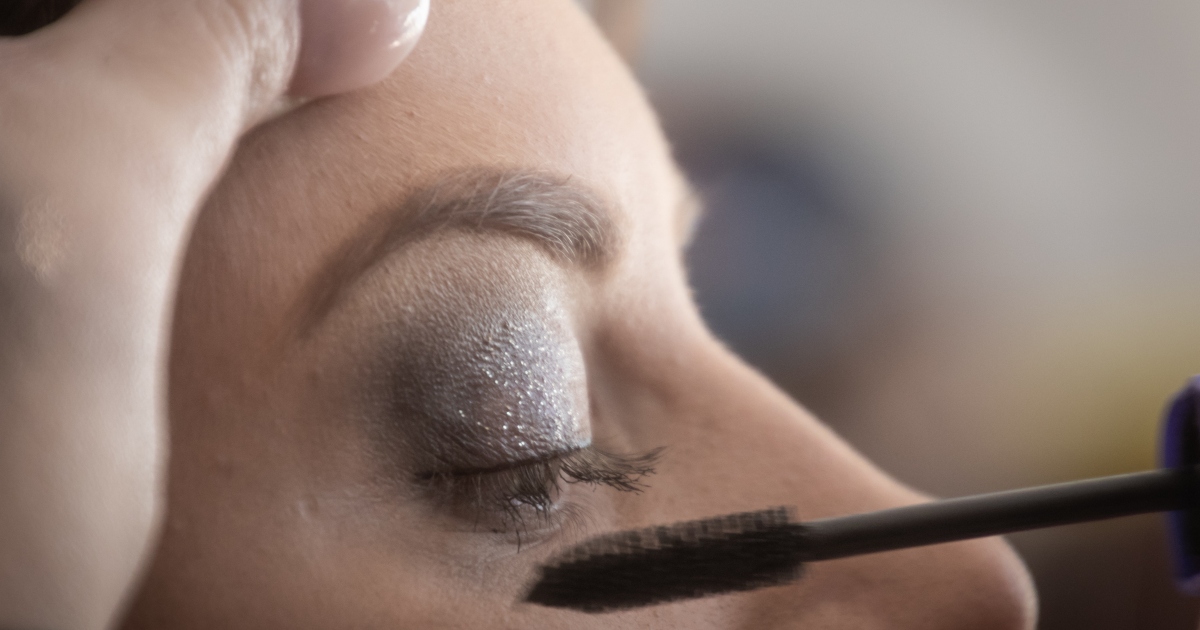 Chiede un trucco “classico” da 150 euro, ma è una sposa: truccatrice gliene addebita 500
