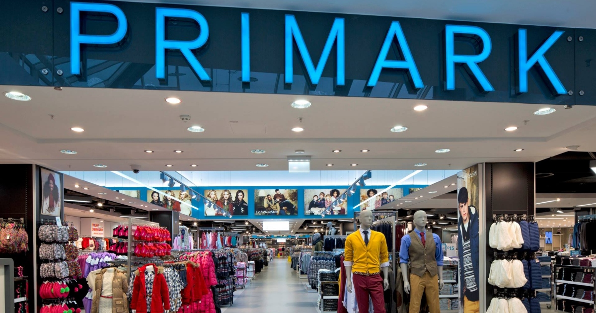 Stira i loghi dei brand sui vestiti di Primark: “Così sembrano di marca”