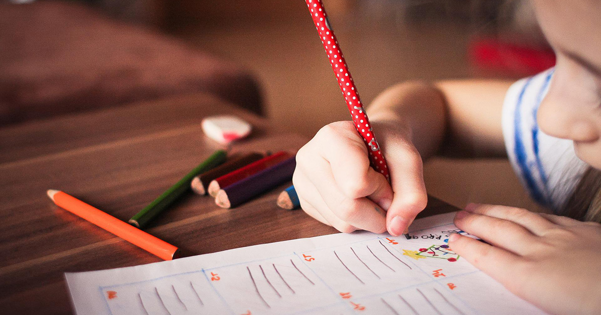 Aiutare tuo figlio nei compiti non è positivo, lo dice uno studio