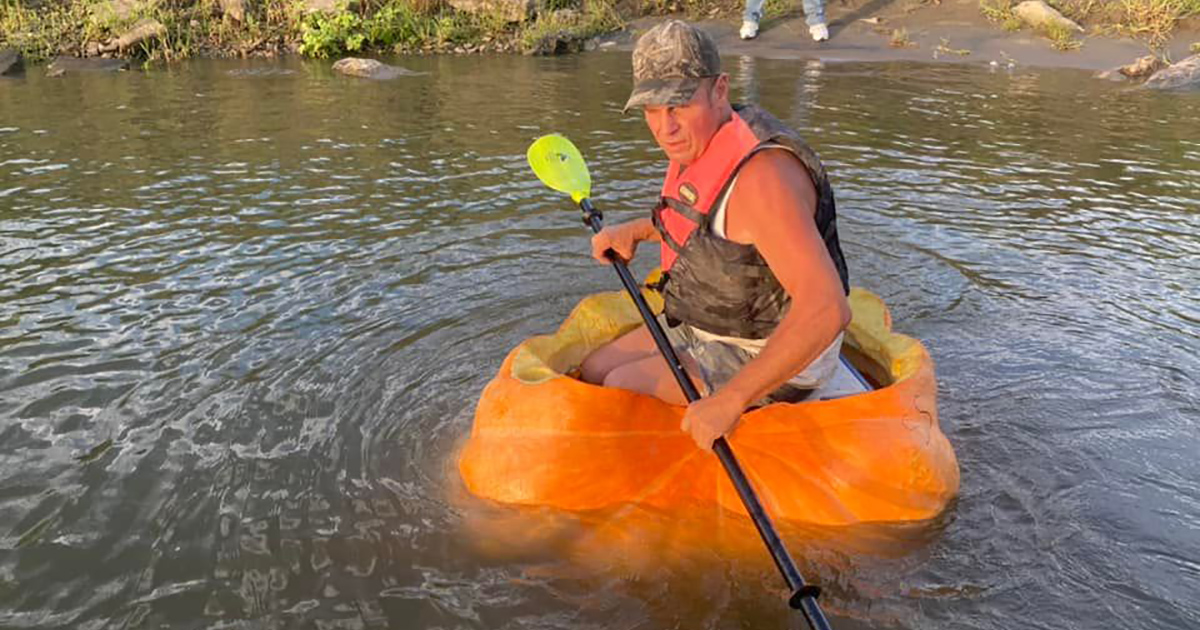 Un uomo percorre 61 chilometri sul fiume navigando in una zucca [+VIDEO]