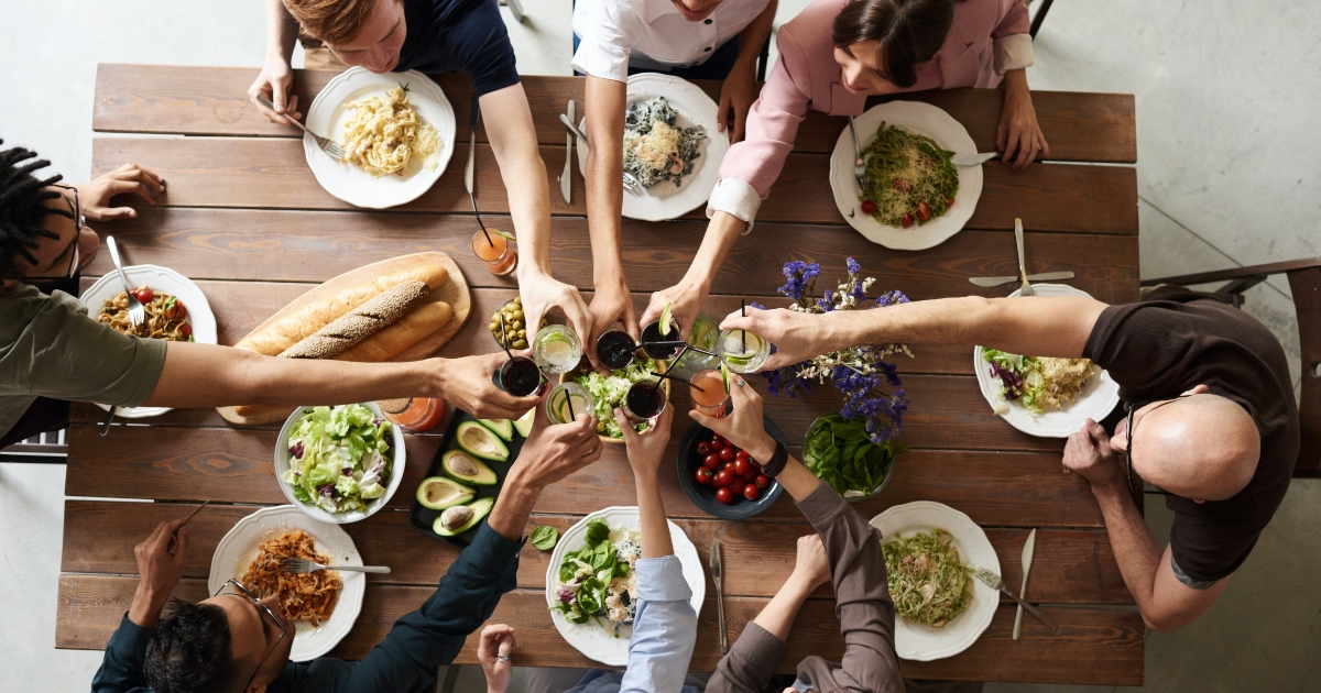 Scappa dal ristorante dopo che il fidanzato si aspetta che paghi il pasto ai suoi genitori