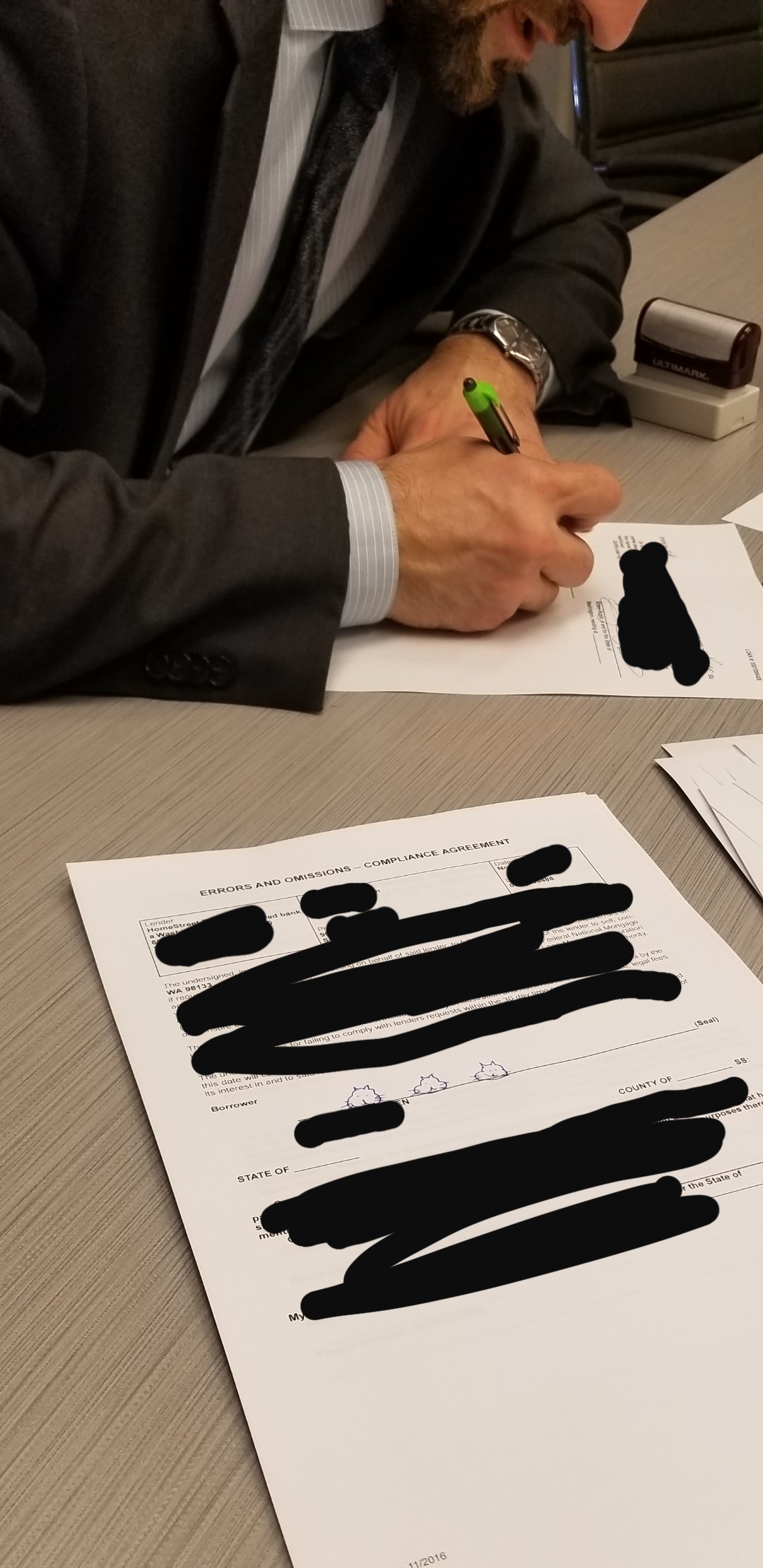 Disegna tre gatti come firma sul documento: lo scherzo gli si ritorce contro