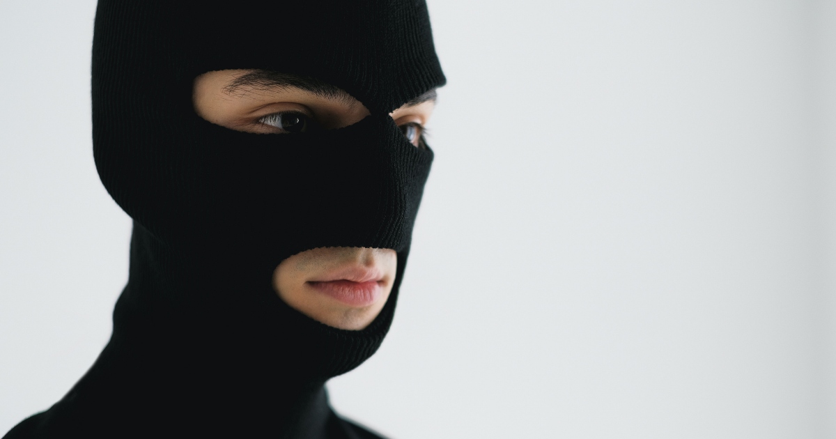 Influencer mostra oro, contanti e gioielli sui social: la sua casa viene svaligiata