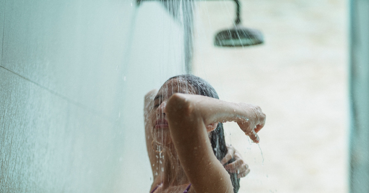 Avete sempre sbagliato a farvi la doccia: “Non rimanete sotto l’acqua abbastanza a lungo”