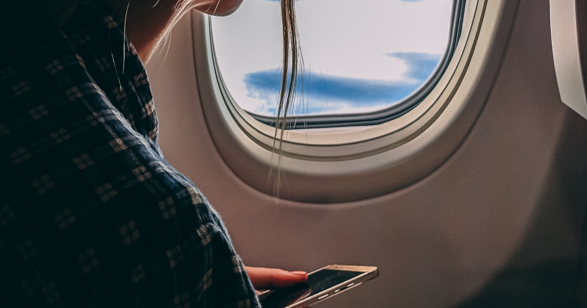 Alzare le tendine in aereo: un piccolo gesto per la sicurezza (anche se non fa vedere il panorama)