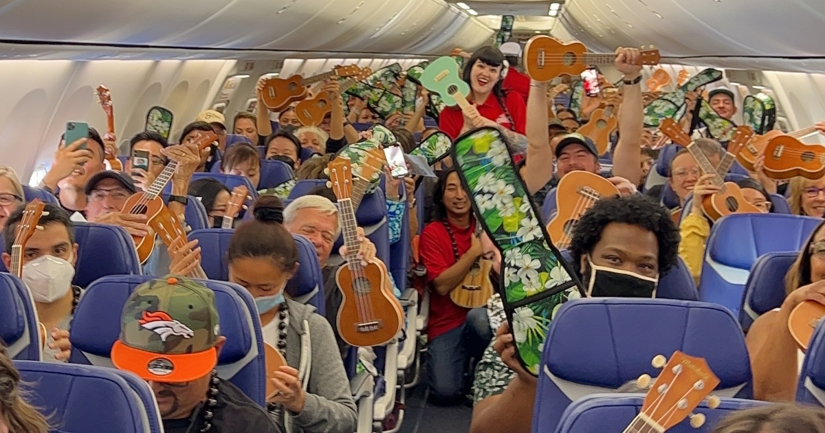 Compagnia aerea regala ad ogni passeggero un ukulele: il web si scatena