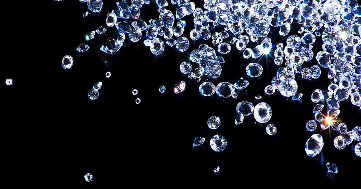 Un potente laser bombarda la plastica e si formano minuscoli diamanti
