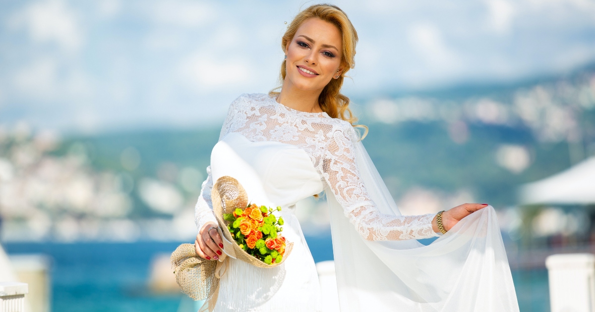 L’abito della sposa va quasi in fiamme lungo la navata [+VIDEO]