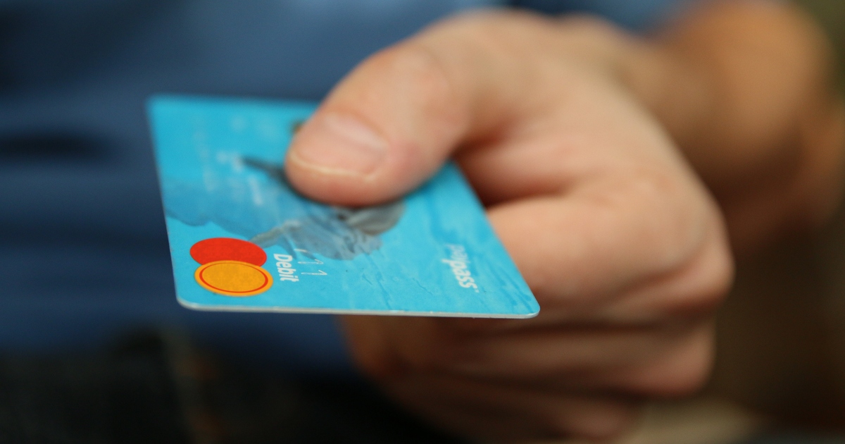 Presta la sua carta di credito al fidanzato, ma lui si rifiuta di restituirla: lei decide di bloccarla