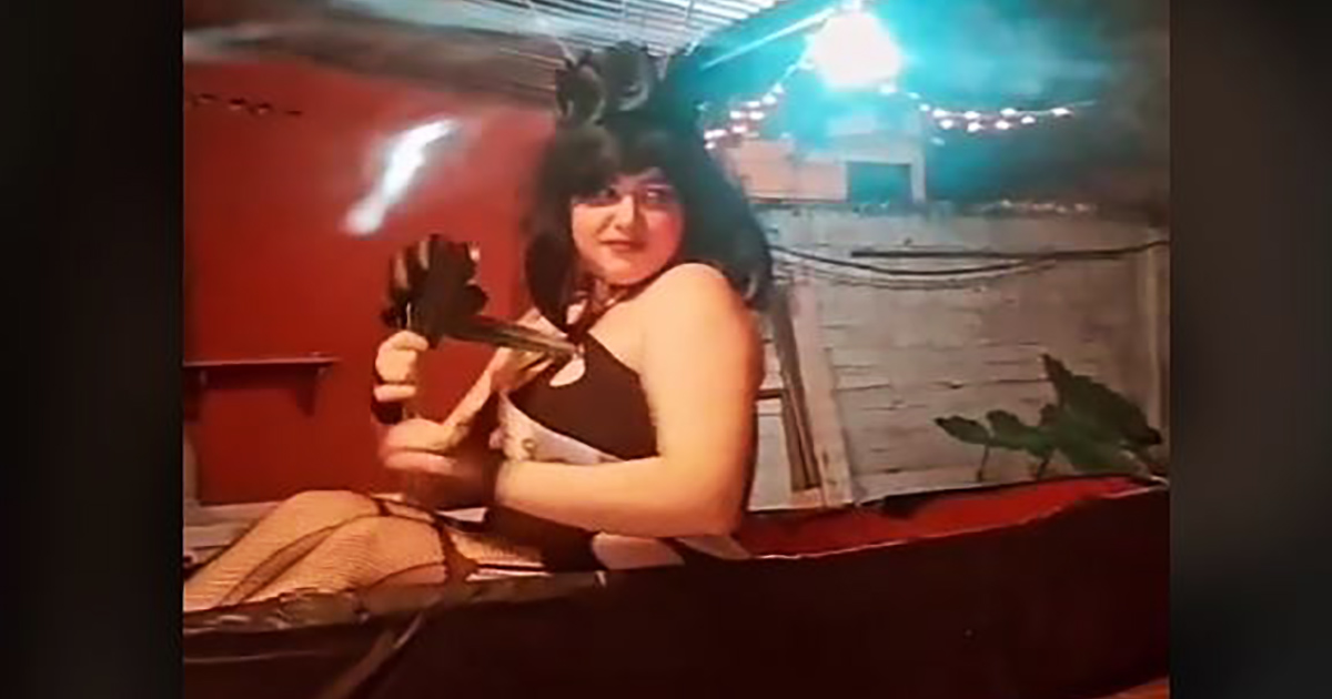 Donna festeggia il compleanno simulando il suo funerale [+VIDEO]