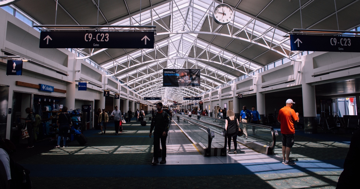 Vanno in vacanza e abbandonano il figlio all’aeroporto perché aveva il passaporto scaduto