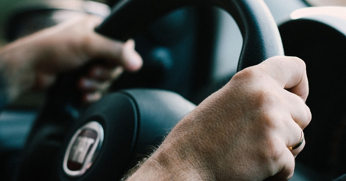 Ritirata la patente ad una donna che ha causato un incidente mentre dava piacere al conducente