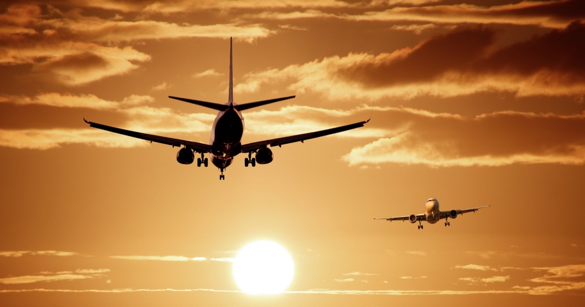 Assistente di volo mette in guardia i punti “colmi di germi” in aereo