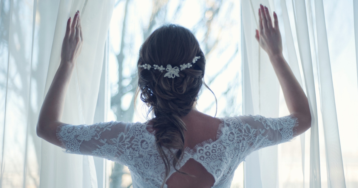 La sposa ha “troppo caldo”: taglia d’impulso il suo abito [+VIDEO]