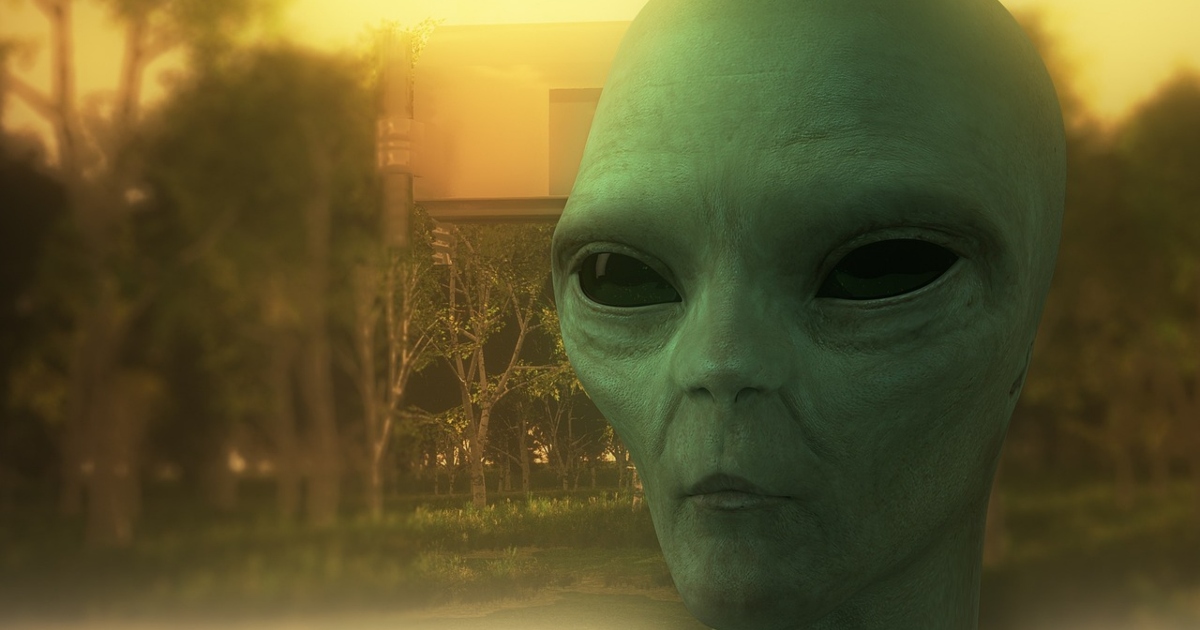 Viaggiatore del tempo avverte: “Alieni ostili si infiltreranno nel governo per iniziare una guerra”