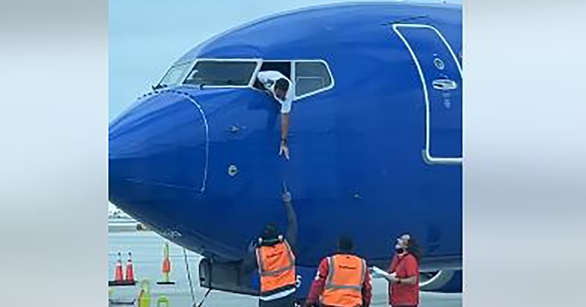 Pilota recupera il cellulare di un passeggero dal finestrino dell’aereo [+VIDEO]