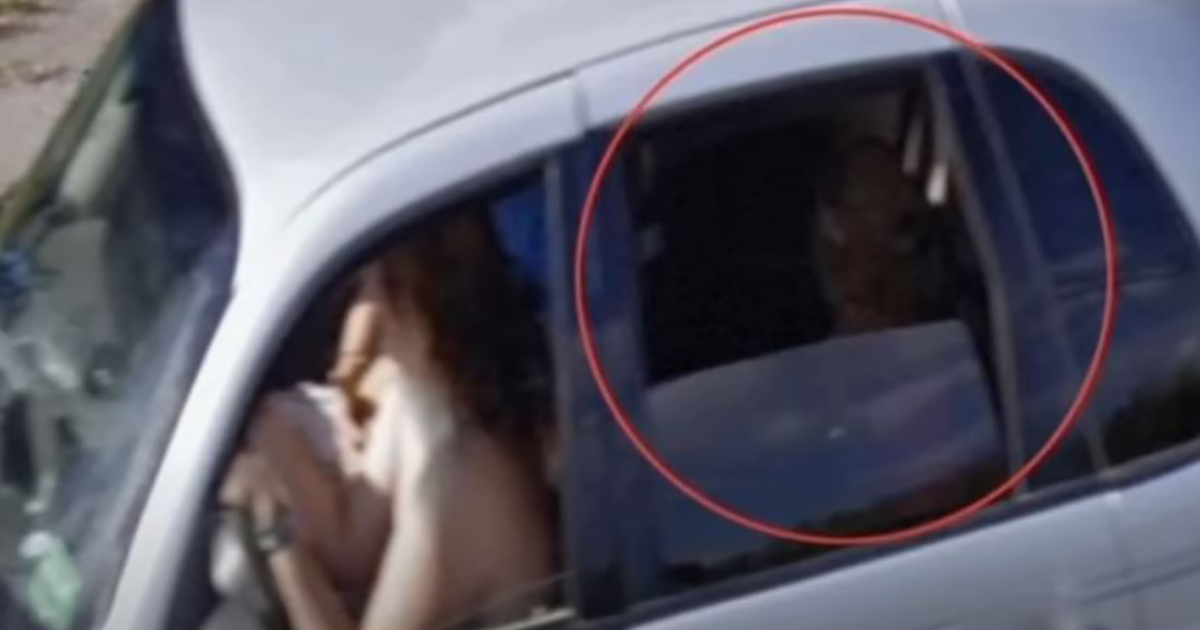 Un alieno viaggia in auto, l’immagine scoperta su Google Earth [+VIDEO]